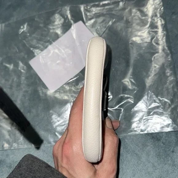 Coach white pebbled leather kisslock coin purse with bow gold hardware damaged - Picture 6 of 6